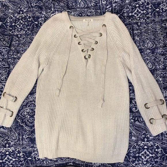 Cream sweater. Tie V neck. - Picture 1 of 2